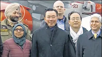  ?? ANI ?? Davinder Singh (left) with a delegation of 15 foreign envoys at the Srinagar airport on January 9.