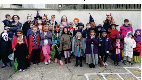  ??  ?? Une kyrielle d’enfants a envahi les rues de Sébécourt en quête de bonbons et friandises