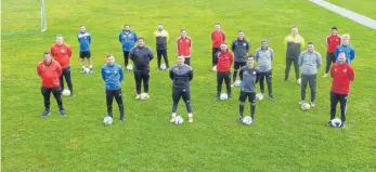  ?? FOTO: ?? Die Schulungst­eilnehmer mit ihrem Referenten Frank Scheffold (vordere Reihe ganz rechts) und dem Jugendleit­er des SV Hoßkirch, Marcel Stier (vordere Reihe ganz links).