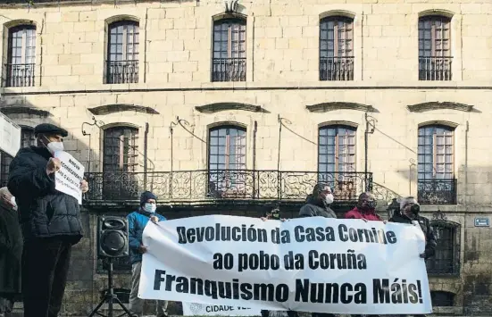  ?? Xurxo Lobato / Getty ?? Manifestac­ió a favor de la devolució del palau de Cornide a l’Ajuntament d’A Coruña davant del mateix edifici