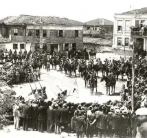  ?? ?? Ιούλιος 1920: Παρέλαση στρατιωτών με τις σημαίες του 14ου Σ.Π. της Μεραρχίας Ξάνθης προ του μεράρχου της στις Σαράντα Εκκλησιές.