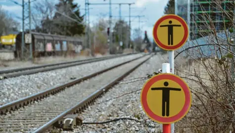  ?? Foto: Schopf ?? In der Region, so wie hier am Bahnhof Dillingen, nähern sich Schüler immer wieder den Gleisen.