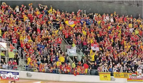  ??  ?? Dieser Sonderzug hat sich wirklich gelohnt: Die 800 DEG-Fans feiern den überrasche­nden Sieg bei den Eisbären Berlin.