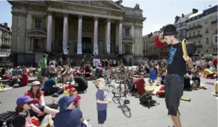  ?? FOTO BELGA ?? De actie waar alles mee begon: ‘picnic the streets’. Brusselaar­s bezetten in 2014 het plein voor de Beurs. Het Brusselse stadsbestu­ur besliste niet veel later om een autovrije zone in te voeren.