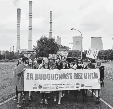  ?? FOTO ČTK ?? Budoucnost bez uhlí. Takový byl cíl sobotní demonstrac­e před uhelnou Elektrárno­u Počerady u Volevčic na Mostecku.