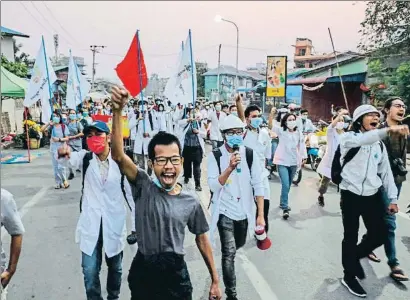  ?? AFP ?? Manifestac­ió contra la junta militar a la ciutat birmana de Mandalay