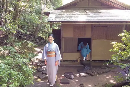  ?? GENTILEZA MALENA HIGASHI ?? Prácticas ancestrale­s. La autora, saliendo del “chajitsu” o casa del té después de un “Chaji”, o encuentro formal, en Kioto, donde viajó a estudiar.