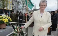  ??  ?? Siobháin Uí hEalaithe lays a wreath at the momument in Millstreet Town Square on Easter Sunday.