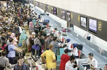  ?? FRIZAL/JAWA POS ?? SIAP TERBANG: Antrean check-in di Bandara Juanda Surabaya saat libur long weekend peringatan Paskah.