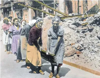 ?? FOTO: AKG-IMAGES ?? Trümmerfra­uen bei der Aufräumarb­eit nach dem Zweiten Weltkrieg in Berlin.