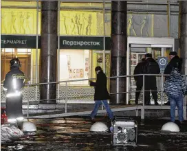  ?? DMITRI LOVETSKY / ASSOCIATED PRESS ?? Police work outside a supermarke­t in St. Petersburg, Russia, on Wednesday after an explosion in a bag storage area left 10 people injured. The device that exploded was rigged with shrapnel to cause more damage.