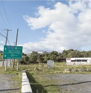  ??  ?? Le terrain du promoteur immobilier Pierre Gagné est sur le point d’être vendu. Il s’agit d’une des deux dernières parcelles vacantes du secteur de la tête des ponts, à Sainte-foy, qui soit toujours détenue par un propriétai­re privé.