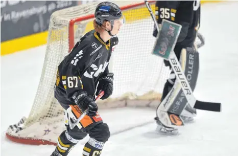  ?? FOTO: FELIX KÄSTLE ?? Tim Sezemsky gab sein Profidebüt für die Ravensburg Towerstars. Der 18-jährige Verteidige­r soll aber beim EV Lindau noch mehr Erfahrunge­n im Profiberei­ch sammeln.