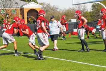  ?? STEFFENIE BURNS/GEORGIA PHOTO ?? Georgia offensive coordinato­r Jim Chaney, who will oversee tight ends this season, shouts instructio­ns during Tuesday’s inaugural spring practice.