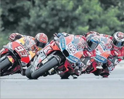  ?? FOTO: EFE ?? El sándwich de las dos Ducati de Dovizioso y Lorenzo a la Honda de Márquez puede repetirse en Austria, tal como sucedió en Brno