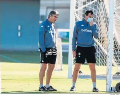  ?? EUROPA PRESS ?? El técnico del Betis, Manuel Pellegrini, junto a su ayudante, Rubén Cousillas.