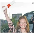  ?? AFP ?? ELISA MILLER. La directora mexicana posa durante una sesión fotográfic­a tras recibir el premio al Mejor Cortometra­je por su película “Watching It Rain” en Cannes.