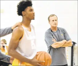  ?? KNOXVILLE NEWS SENTINEL ?? In his first season at Tennessee, coach Rick Barnes is learning about his new players, including Shembari Phillips, and how to maximize their potential.