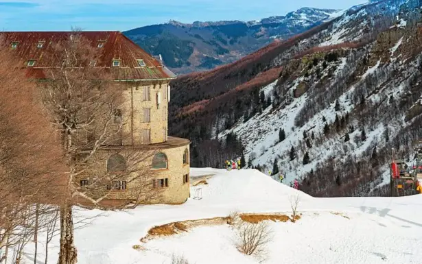  ??  ?? 1| Il rifugio Le Terrazze ,inun ex albergo degli anni Trenta.
2| Sono facili i collegamen­ti tra le piste del comprensor­io: Foresto, Riva, Selletta, Chierroni. 3| Cucina regionale alla trattoria
Da Fagiolino, a Cutigliano.