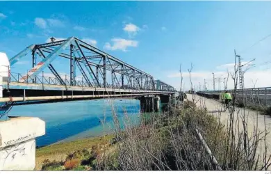  ?? D.C. ?? Puente de Hierro y la vía de servicio de Adif, zona en la que se centra la intervenci­ón para doblar el acceso a La Carraca.