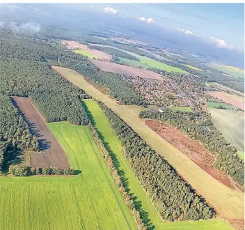  ?? FOTOS (3): VFS KREFELD ?? Herbstlich­er Ausflug des Vereins für Segelflug Krefeld nach Celle. Das Feriencamp war ein voller Erfolg. An sechs von sieben Tagen konnte geflogen werden.