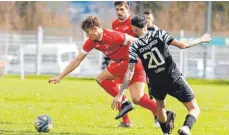  ?? FOTO: ROLF SCHULTES ?? Der starke David Hoffmann (li.) erzielte einen Treffer beim 4:2-Sieg des TSV Berg gegen den GSV Maichingen (re. Patrik Gurka).