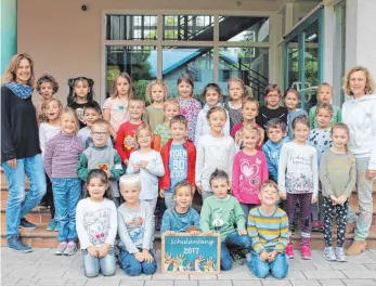  ??  ?? Grundschul­e Kau: Die Klasse 1a mit Monika Johler (links) und die Klasse 1b mit Corinna Väth (rechts).