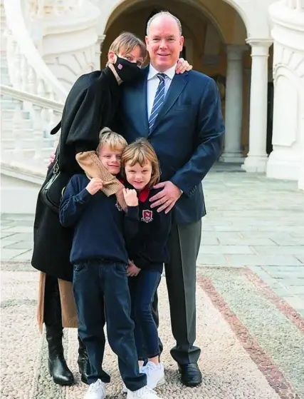  ?? ERIC MATHON ?? Alberto de Mónaco y Charlene, junto a sus hijos, tras el regreso de la princesa