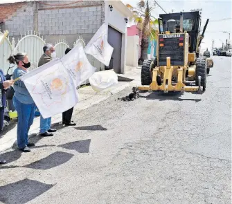  ?? / MARIANO RUBIO ?? El alcalde Cayetano Girón y vecinos, dieron el banderazo de arranque a las obras de pavimentac­ión de dos calles de nuestra ciudad.