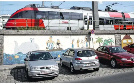  ??  ?? Ob Pendler die Öffis nutzen, entscheide­t sich vielfach an der Stadtgrenz­e: Die Wirtschaft­skammer beklagt fehlende Park-and-Ride-Plätze Schatten.