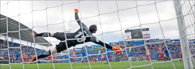  ??  ?? PARAPENALT­IS OBLAK. Oblak sigue sumando paradas imposibles. Y de penalti. Ayer unió a la larga lista de sus víctimas a Fajr, con este salto brutal a la base del poste. Lo paró.