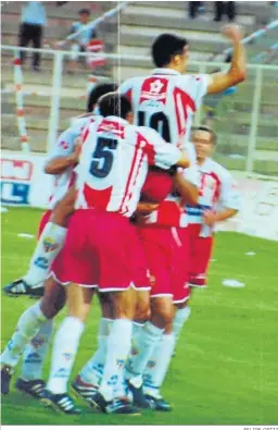  ?? FELIPE ORTIZ ?? Olivares, con el 5, celebra el 1-0 al Pontevedra en el ascenso a Segunda.