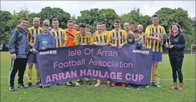  ?? 01_B20footy03 ?? Danny Head received the Arran Haulage Cup from sponsor Rachel Armitage.