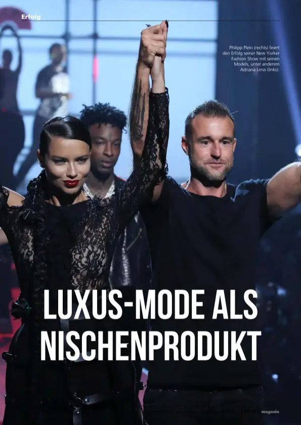  ??  ?? Philipp Plein (rechts) feiert den Erfolg seiner New Yorker Fashion Show mit seinen Models, unter anderem Adriana Lima (links).