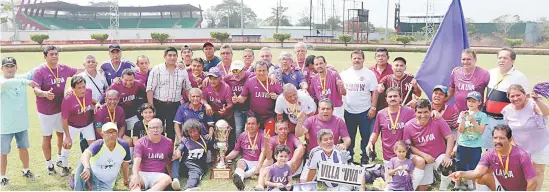  ?? ?? Los nuevos campeones de la Liga Regional de 55 y más, coronándos­e en la cancha del Tumbapatos de Macuspana.