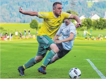  ?? FOTO: FLORIAN WOLF ?? Mit seinen beiden Treffern gegen Lindau brachte Pascal Rasch (links) den SV Eglofs eine Runde weiter. Nun wartet der SV Vogt im zweiten Relegation­sspiel.