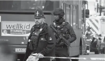  ??  ?? Um homem atacou ontem ao início da tarde várias pessoas com uma arma branca na Ponte de Londres.