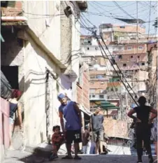  ?? EFE ?? Rescate. Habitantes del barrio 5 de julio en el este de Caracas, Venezuela, donde los vecinos se alejan del chavismo.