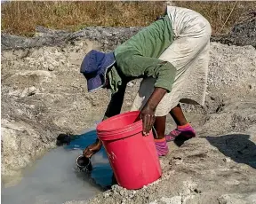  ??  ?? Compoundin­g its economic problems, Zimbabwe now has an acute water shortage, forcing people to get their water from springs.
