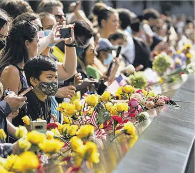  ??  ?? Conmemorac­ión. Cientos de personas llegaron a ceremonia al Museo Memorial del 11-S.