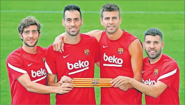  ?? ?? Sergi Roberto, Sergio Busquets, Gerard Piqué y Jordi Alba posan con el brazalete al inicio de la pasada campaña.