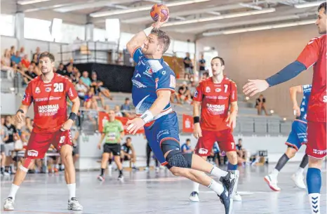  ?? FOTO: MARCO WOLF VIA WWW.IMAGO-IMAGES.DE ?? Fabio Wiederstei­n und der HBW Balingen-Weilstette­n (hier ein Foto vom Turnier in Altensteig) stehen am Mittwochab­end in Kiel zum Bundesliga­auftakt vor einer Mammutaufg­abe.