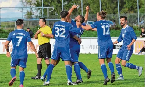  ?? Foto: Karl Aumiller ?? Fabian Rechthaler (Mitte) hat das 1:1 gegen Jettingen erzielt – und wird dafür von seinen Schretzhei­mern gefeiert.