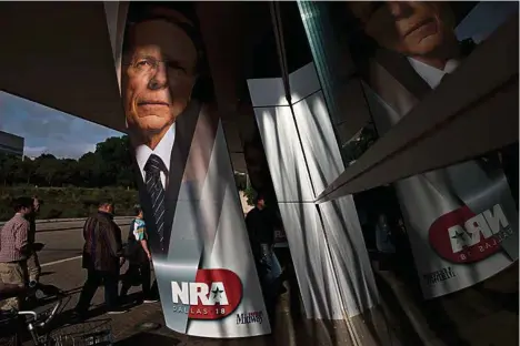  ?? (DANIEL ACKER/BLOOMBERG VIA GETTY IMAGES) ?? Des affiches de la NRA représenta­nt Wayne LaPierre, son patron.
LETITIA JAMES, PROCUREURE GÉNÉRALE DE L’ÉTAT DE NEW YORK