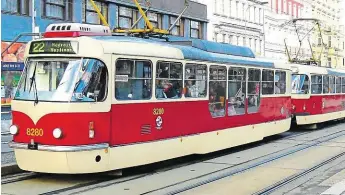  ?? Pražské tramvaje typu T3 s nízkopodla­žní střední částí FOTO ATELIÉR PATRIKA KOTASE ?? Vizualizac­e nové podoby MICHAL PAVEC