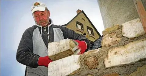  ??  ?? Marek Miztal hat in den vergangene­n Monaten beim Bau der Gartenmaue­r mit Hand angelegt. Etwa  Prozent sind fertig gestellt. Fotos: Jens König