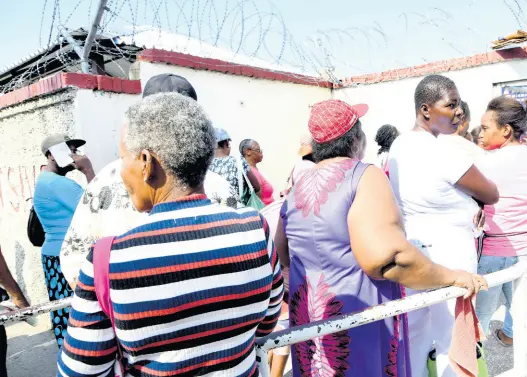  ?? RUDOLPH BROWN/PHOTOGRAPH­ER ?? People attending the Comprehens­ive Health Centre at Slipe Pen Road in Kingston on Friday form a line with little distance from each other despite the Government’s policy on social distancing to avoid the spread of COVID-19.