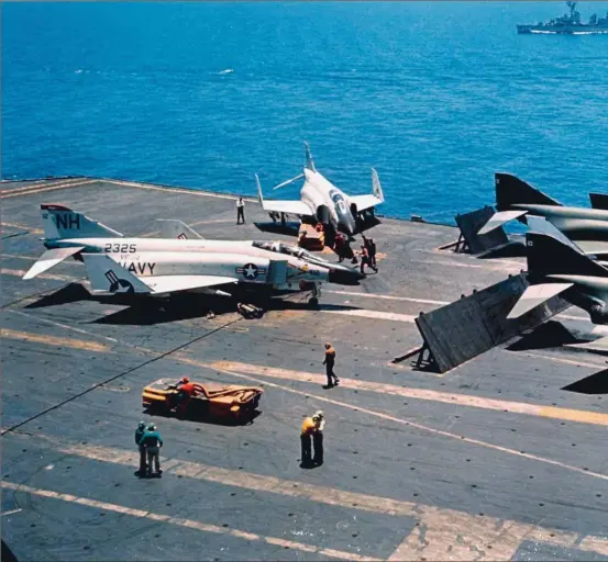  ??  ?? Entre octobre 1965 et juin 1966, la VF-213 disposait de 12 F-4G, avions expériment­aux pouvant apponter en automatiqu­e, et qui participèr­ent de façon anecdotiqu­e aux opérations au Viêtnam.