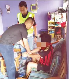 ??  ?? One of the drug suspects arrested by AADK personnel at his home in Keningau yesterday.