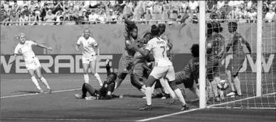  ??  ?? Een spelmoment uit de wedstrijd tussen Engeland en Kameroen.
(Foto: The Guardian)